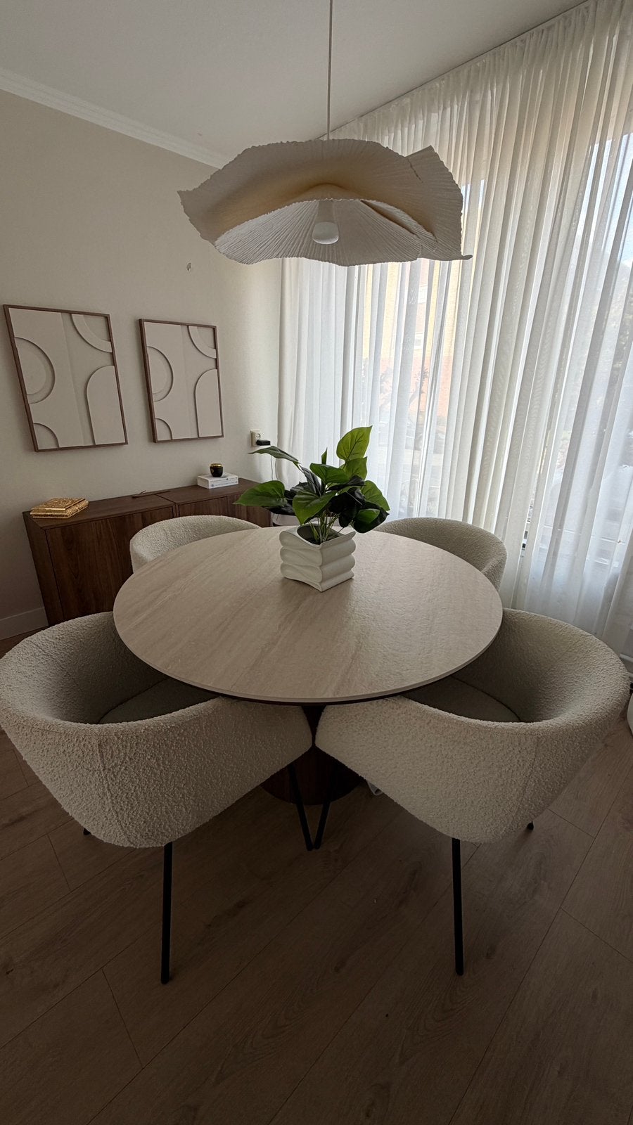 4 beige bouclé eetkamerstoelen – Modern & Japandi, Ophalen, Gebruikt, Rond, 50 tot 100 cm