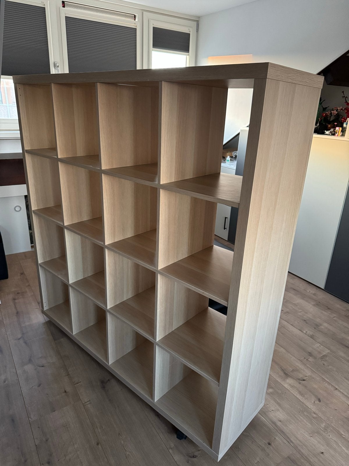 KALLAX (ikea) hout met wieltjes - 16 vakken, Huis en Inrichting, Kasten | Boekenkasten, Ophalen, Met plank(en), Gebruikt, 100 tot 150 cm