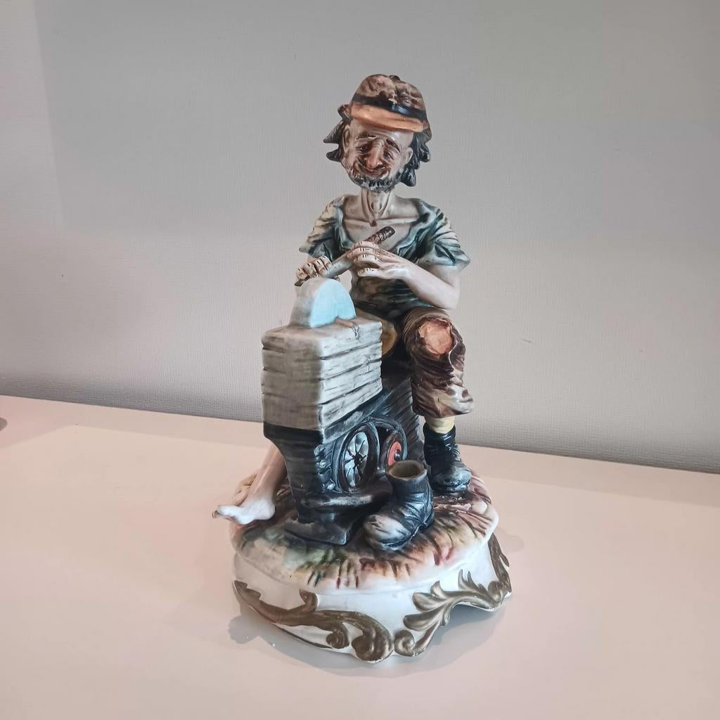Capodimonte Schoenmaker Beeld - Handgemaakt in Italië, Antiek en Kunst, Minder dan 20 cm, Handgemaakt, Ophalen of Verzenden, Steen of Keramiek