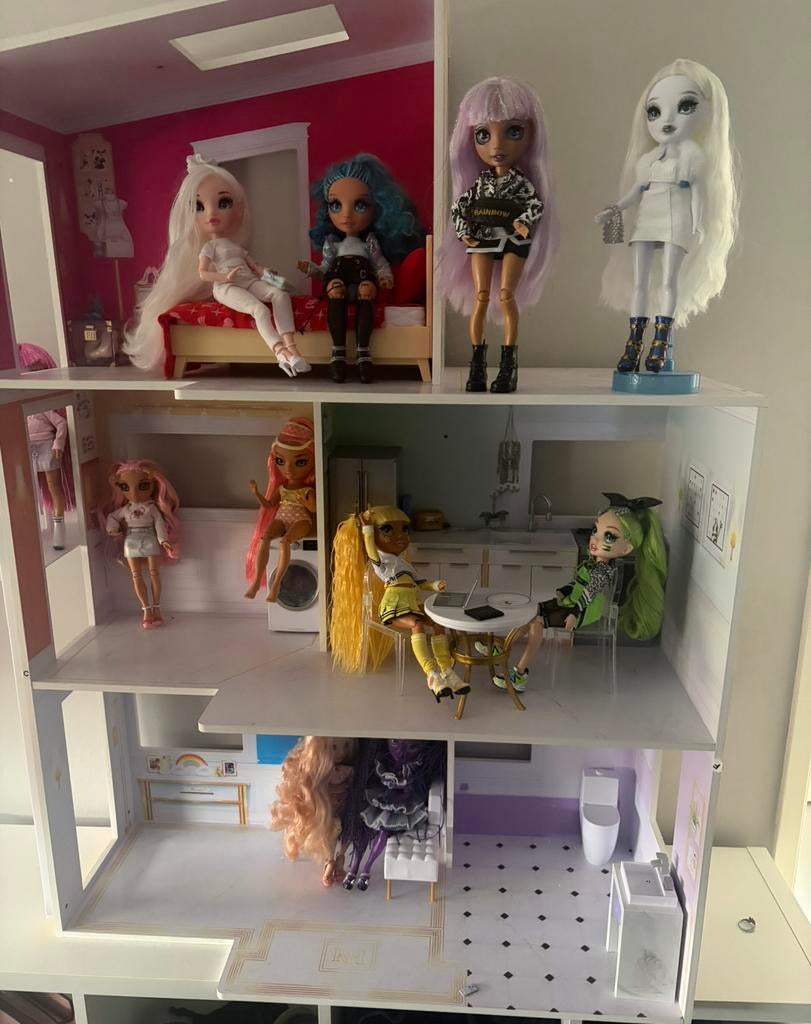 Rainbow high Townhouse inclusief 11 poppen, Ophalen, Zo goed als nieuw, Poppenhuis