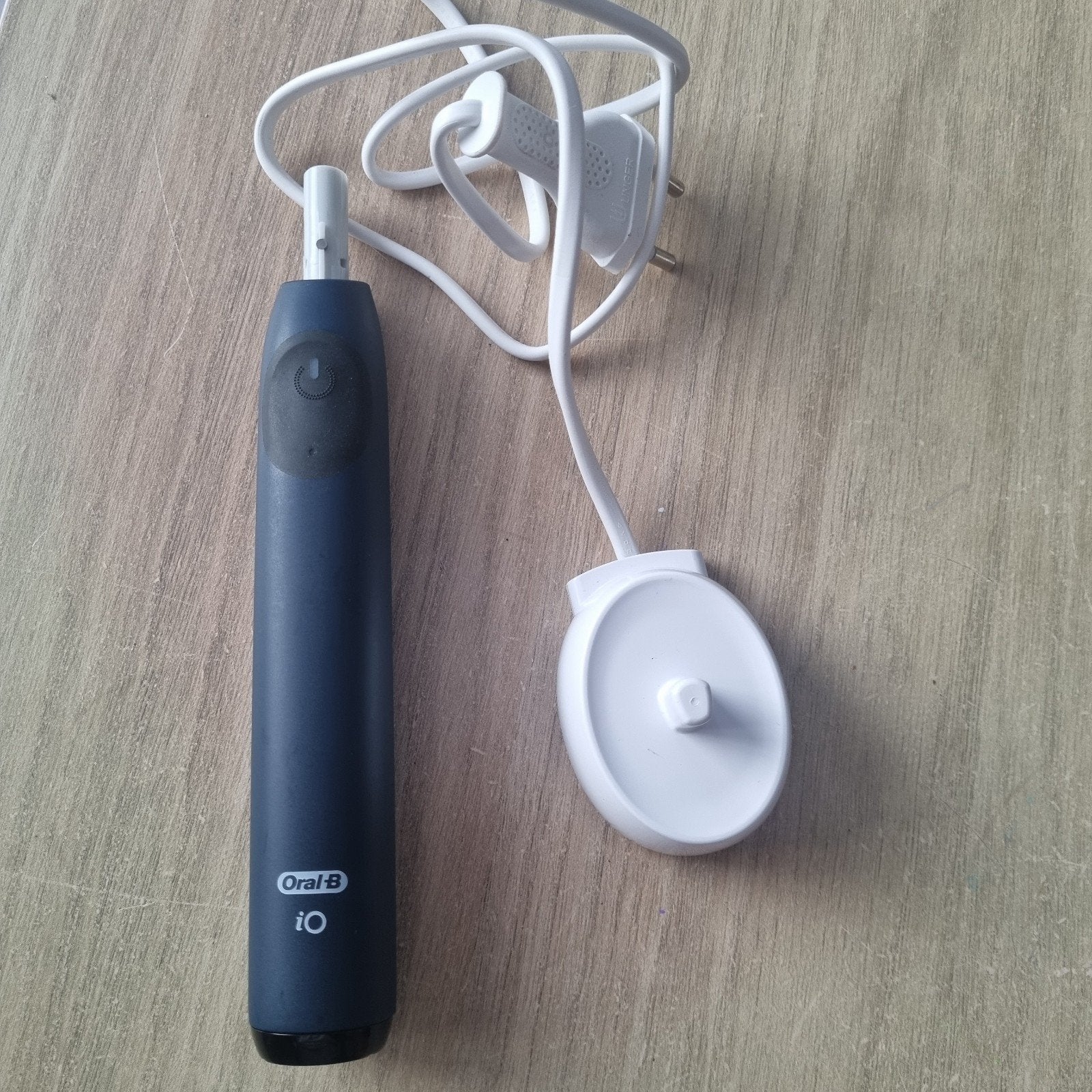 Oral-B iO elektrische tandenborstel met oplader, Ophalen of Verzenden, Gebruikt, Mondverzorging
