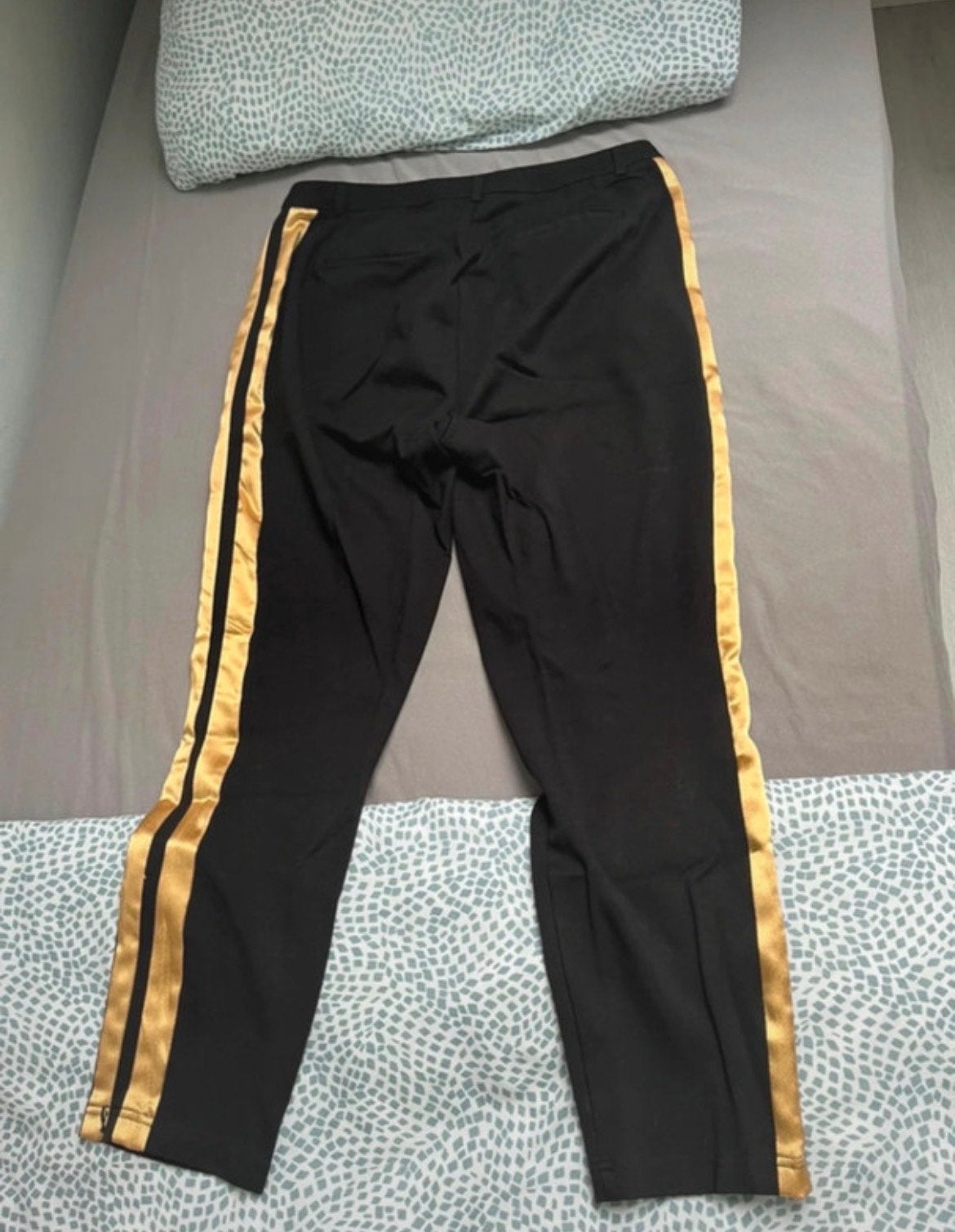 Only. Zwarte broek met gouden streep, Zwart, Maat 42/44 (L), Ophalen of Verzenden, Zo goed als nieuw