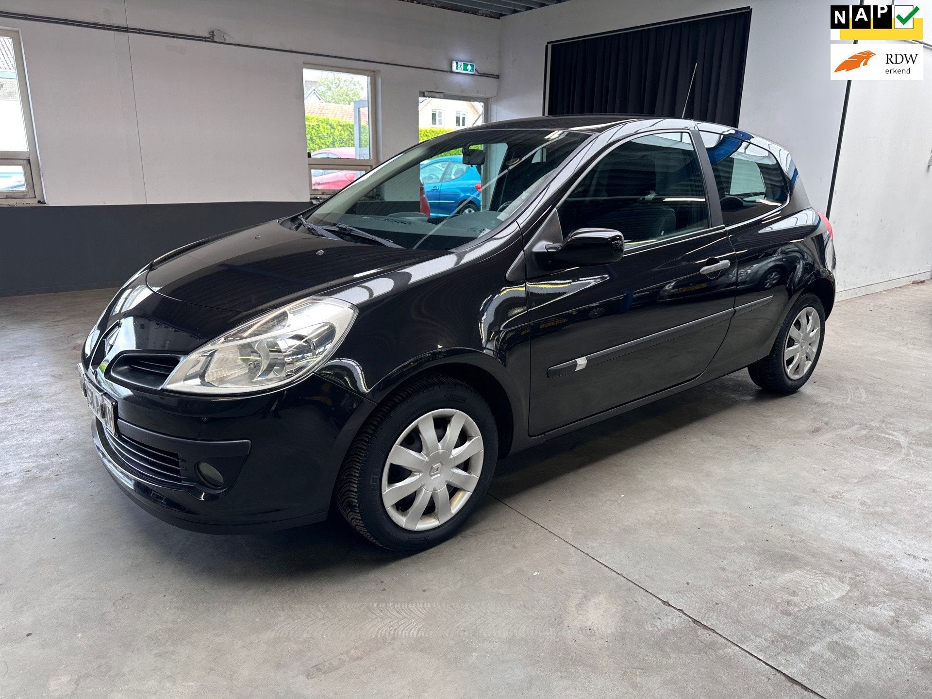 Renault Clio 1.6-16V Dynamique|Automaat|Dealer onderhouden, Auto's, Gebruikt, 4 cilinders, Startonderbreker, Zwart