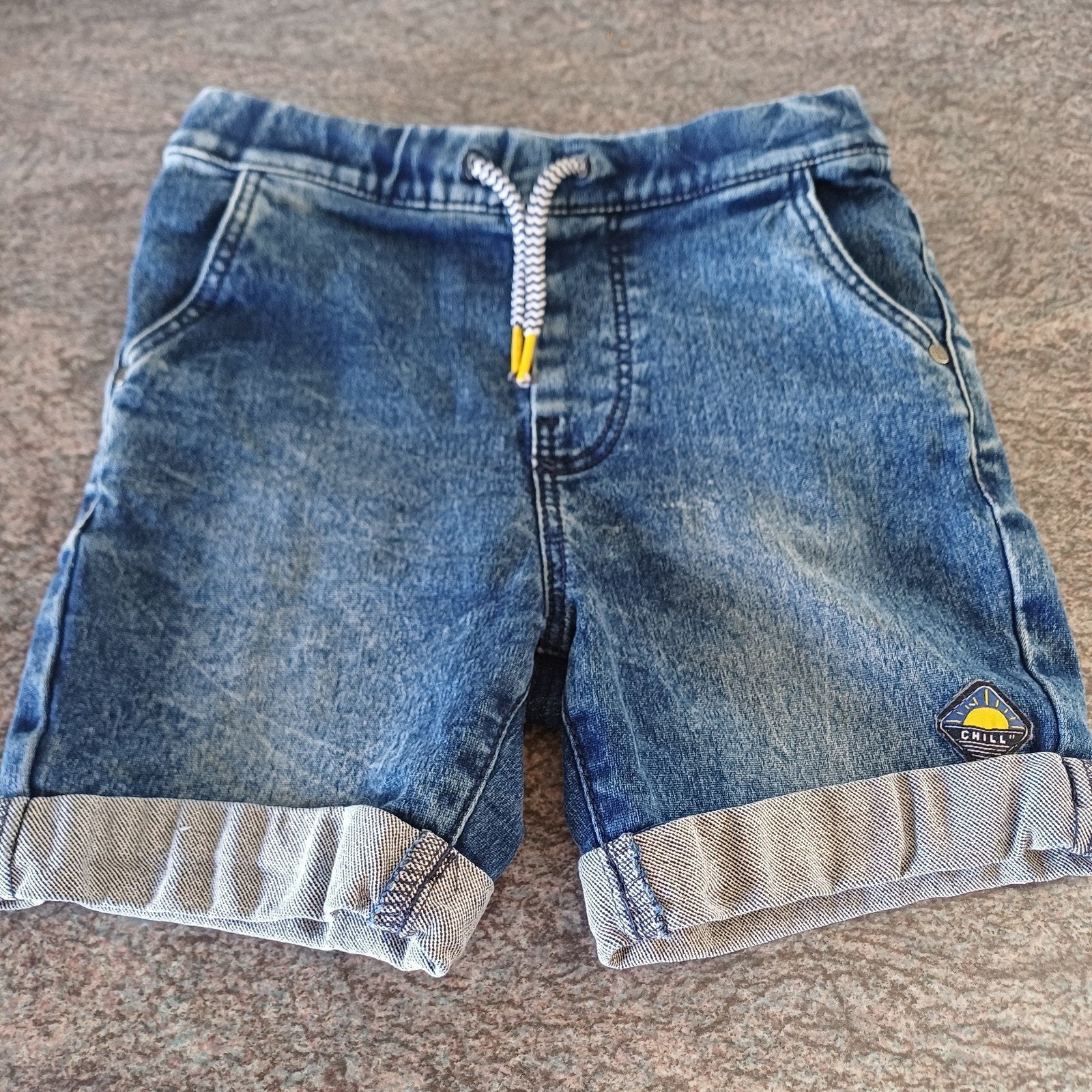 sportief kort spiikerbroekje. Hema, 98/104., Jongetje of Meisje, Overige maten, Ophalen of Verzenden, Zo goed als nieuw
