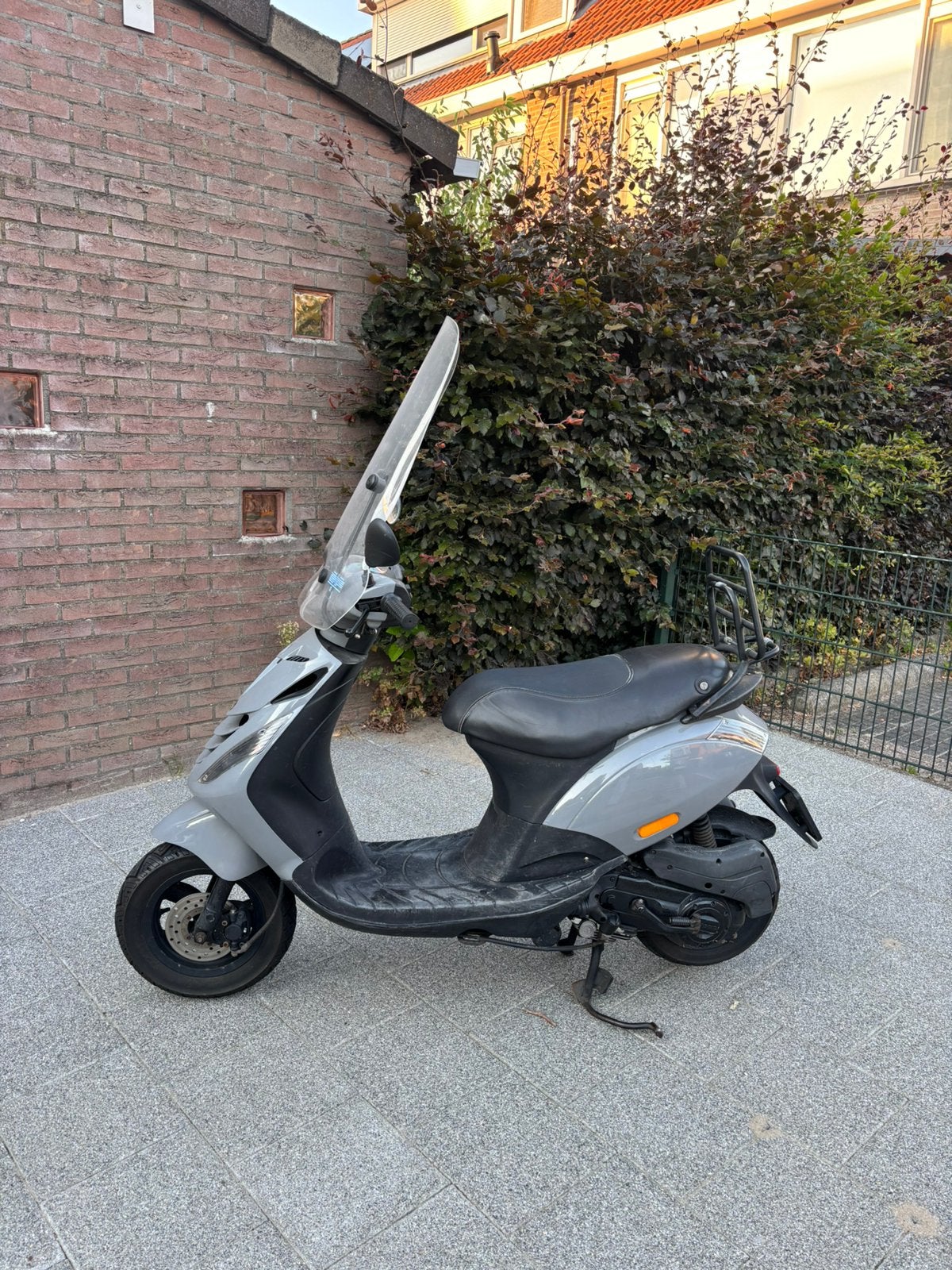Nardo grey Piaggio Zip uit december 2016!!, Fietsen en Brommers, Scooters | Piaggio, Gebruikt, Zip, Maximaal 45 km/u, Benzine