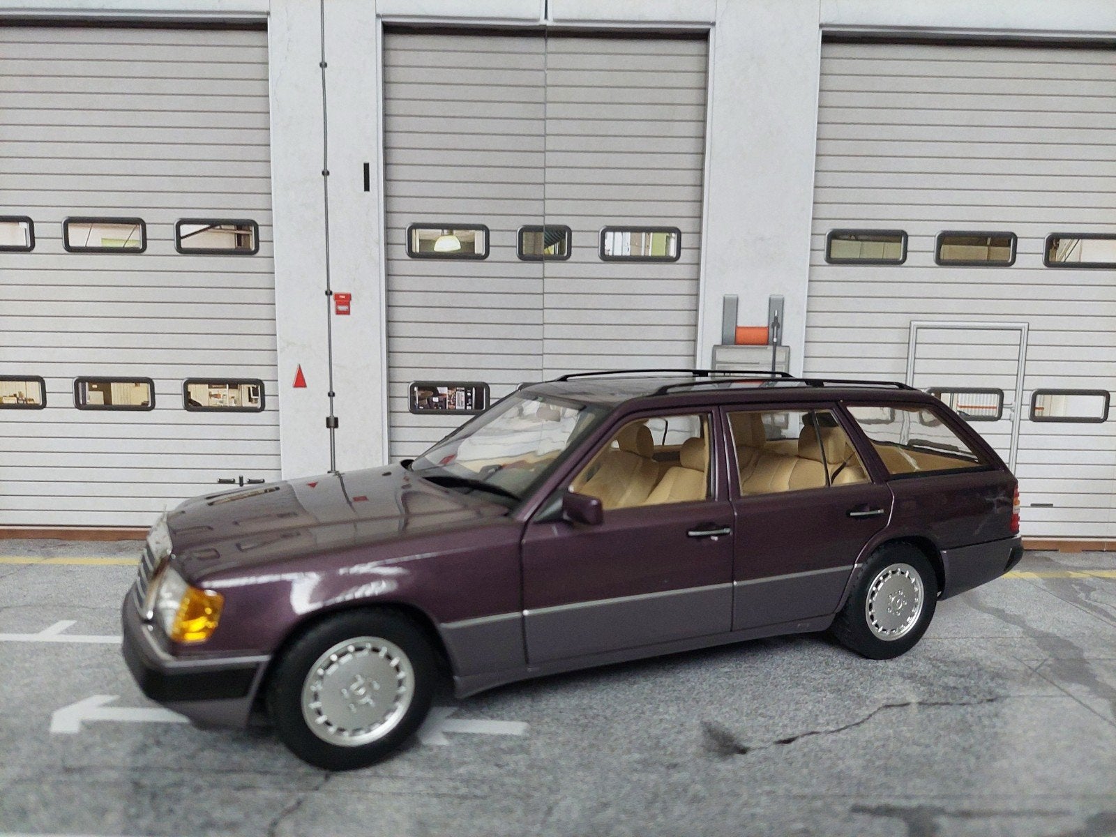 Mercedes 300 D T model bornit norev 1:18, Ophalen, Zo goed als nieuw, Auto, Norev
