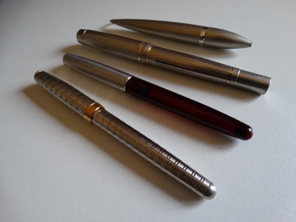 4 vintage pennen waaronder 2x Parker, ook Sonnet, Verzamelen, Pennenverzamelingen, Gebruikt, Overige typen, Overige merken, Verzenden