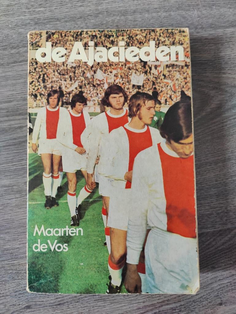 De Ajacieden - Voetbalboek, Ophalen of Verzenden, Gelezen, Maarten de Vos, Balsport