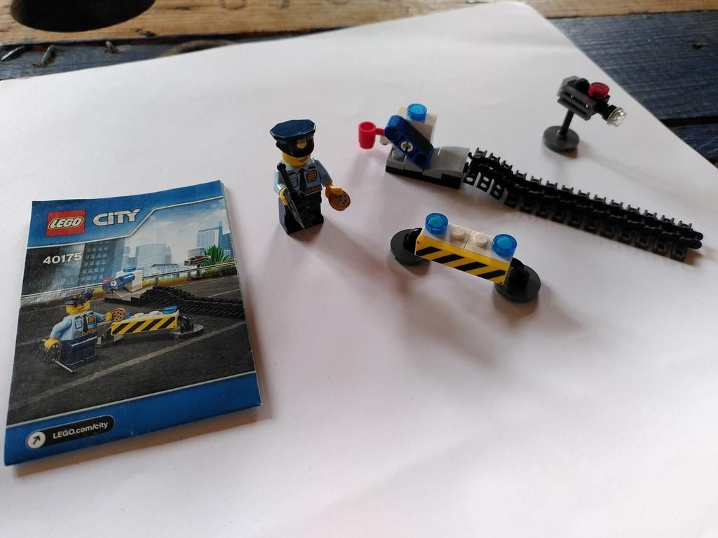 Lego city politieman met barricade 40175 compleet, Ophalen of Verzenden, Zo goed als nieuw