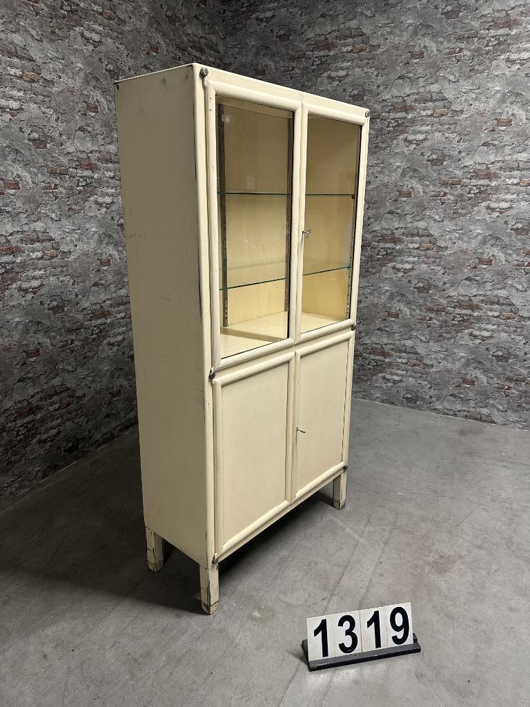 Industriële vintage apothekerskast nr.1139, Huis en Inrichting, Kasten | Vitrinekasten, Info@antiekgroothandel.com, Met deur(en)