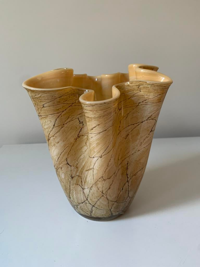Bruine geaderde golvende vaas / zakdoekvaas, Huis en Inrichting, Ophalen, Overige kleuren, Minder dan 50 cm, Glas