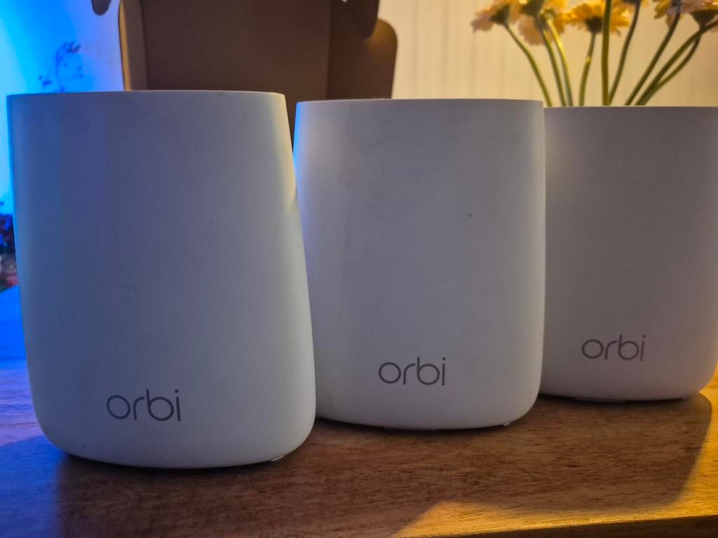 Orbi 3 stuks, uiteindelijk bijpassende 3de stekker gevonden, Computers en Software, Routers en Modems, Ophalen of Verzenden, Gebruikt