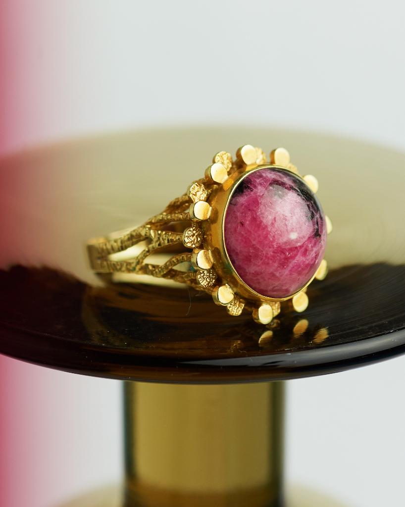 Vintage zware gouden ring met agaat 14 karaat uniek goud, Ophalen of Verzenden, Zo goed als nieuw, 17 tot 18, Met edelsteen