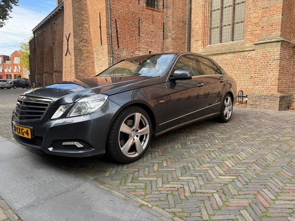 Mercedes-Benz E-Klasse 3.0 CDI E350 Sedan AUT 2010 Grijs, Auto's, Automaat, Euro 5, Achterwielaandrijving, Beige