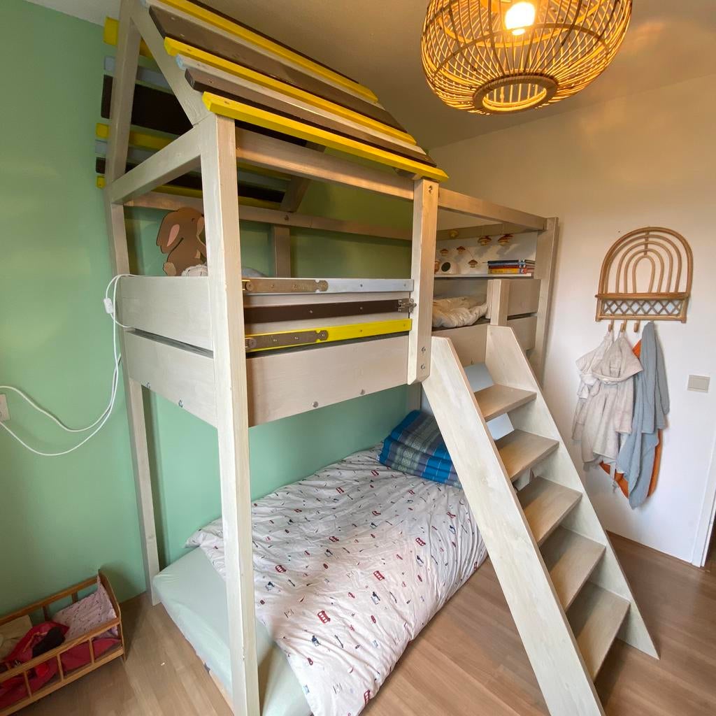 Knusse houten hoogslaper met dak inclusief lattenbodem, Kinderen en Baby's, Kinderkamer | Stapelbedden en Hoogslapers, Ophalen