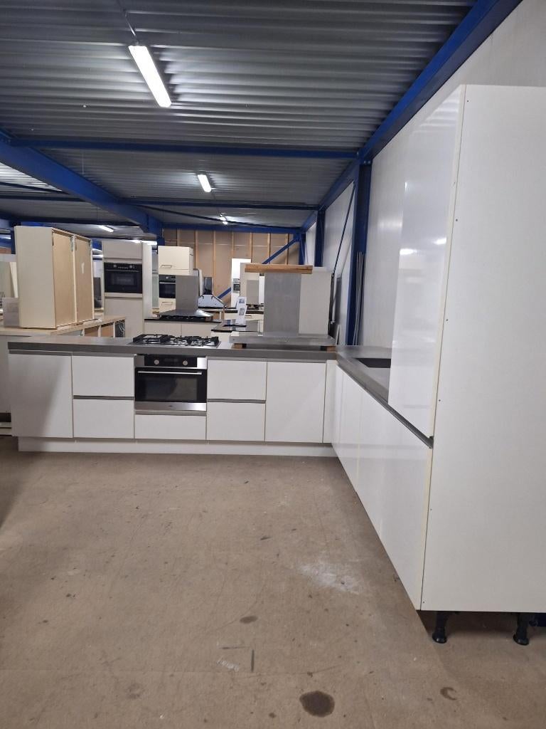 Complete keuken Compleet met APP 120Keukens op voorraad 2871, Verzenden, Zo goed als nieuw, Hoekkeuken, Met kookeiland