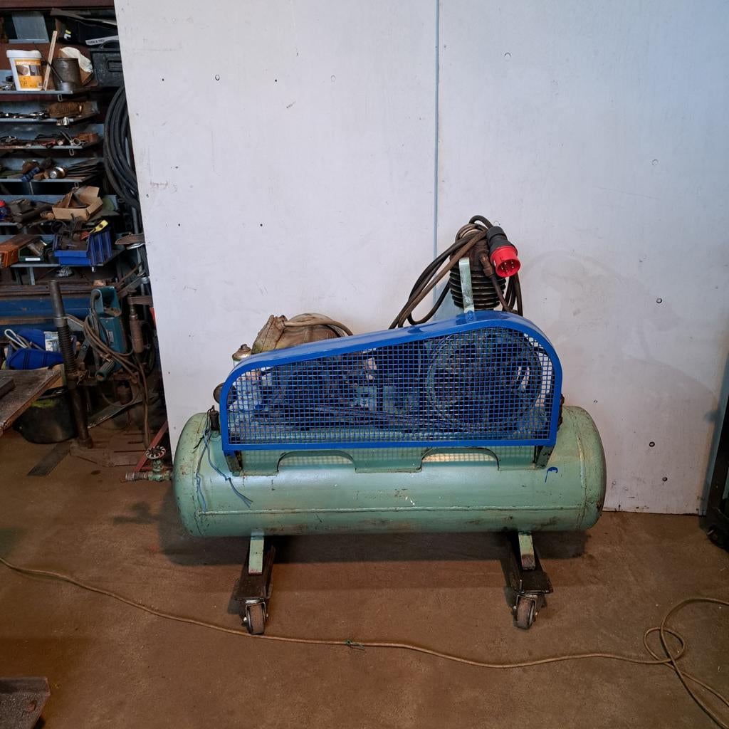 Compressor 380V, Doe-het-zelf en Verbouw, Compressors, Ophalen, Gebruikt, 200 tot 400 liter/min, Mobiel