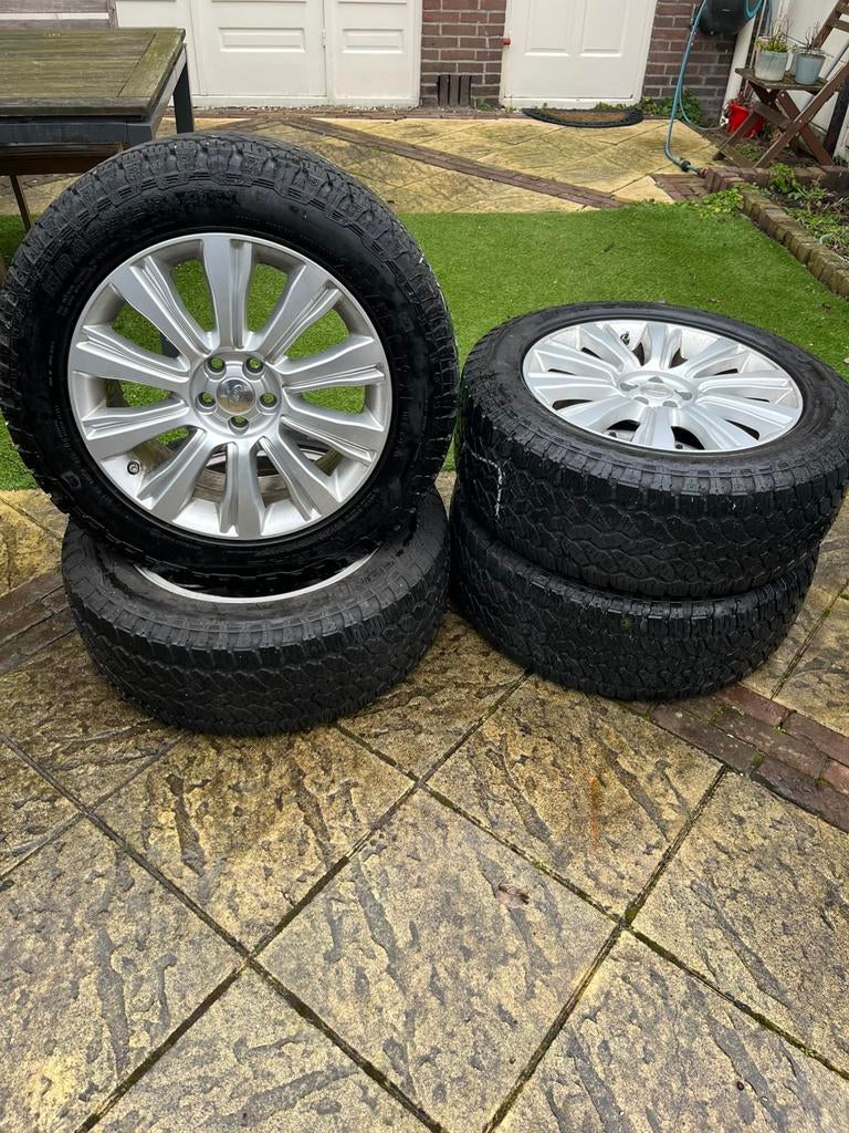 Range Rover Evoque 19 inch velgen met all season banden, Auto-onderdelen, Gebruikt, 255 mm, Banden en Velgen, All Season