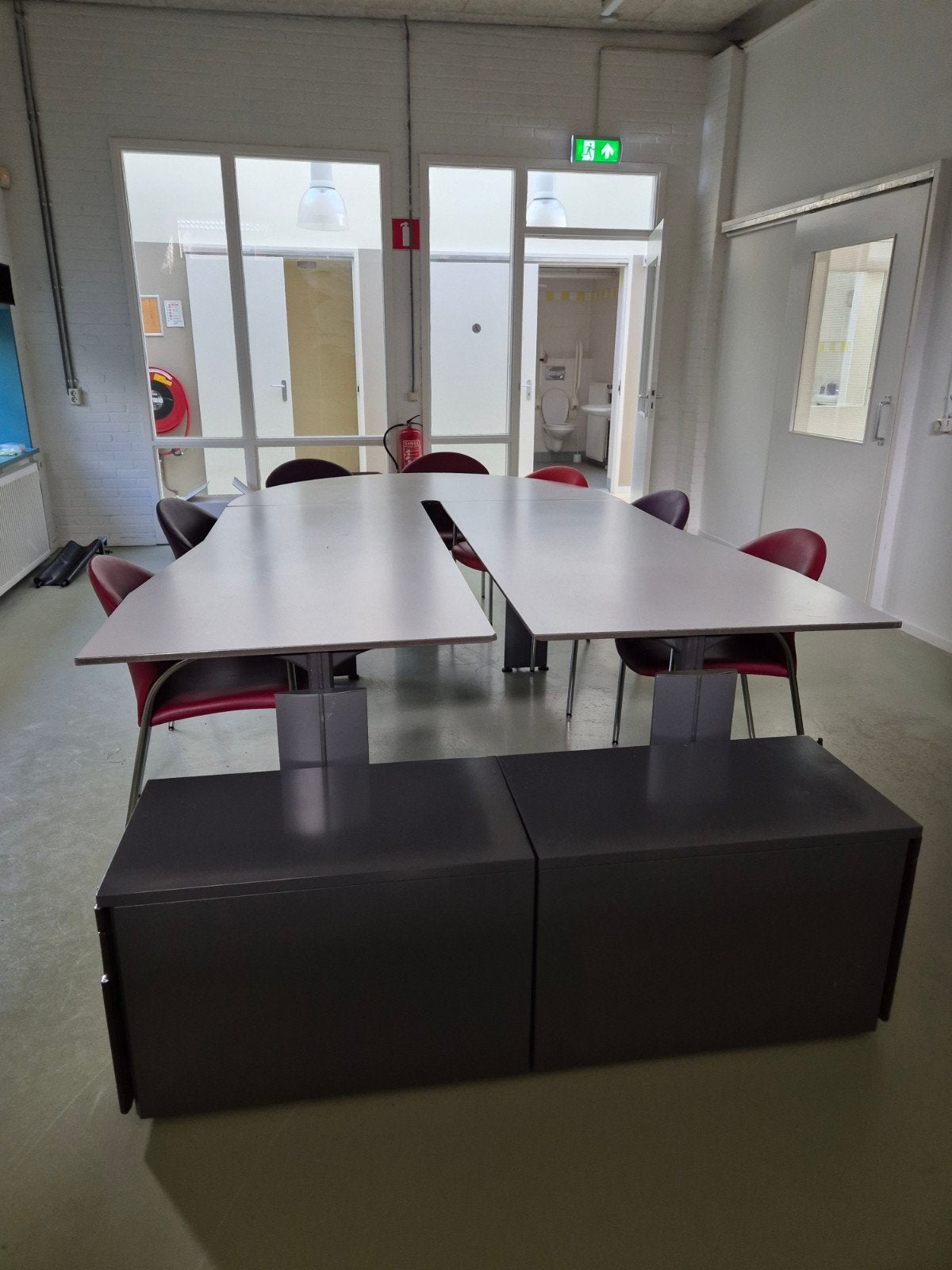 Complete inventaris: Bisley bureau's/vergadertafel en kasten, Ophalen, Gebruikt