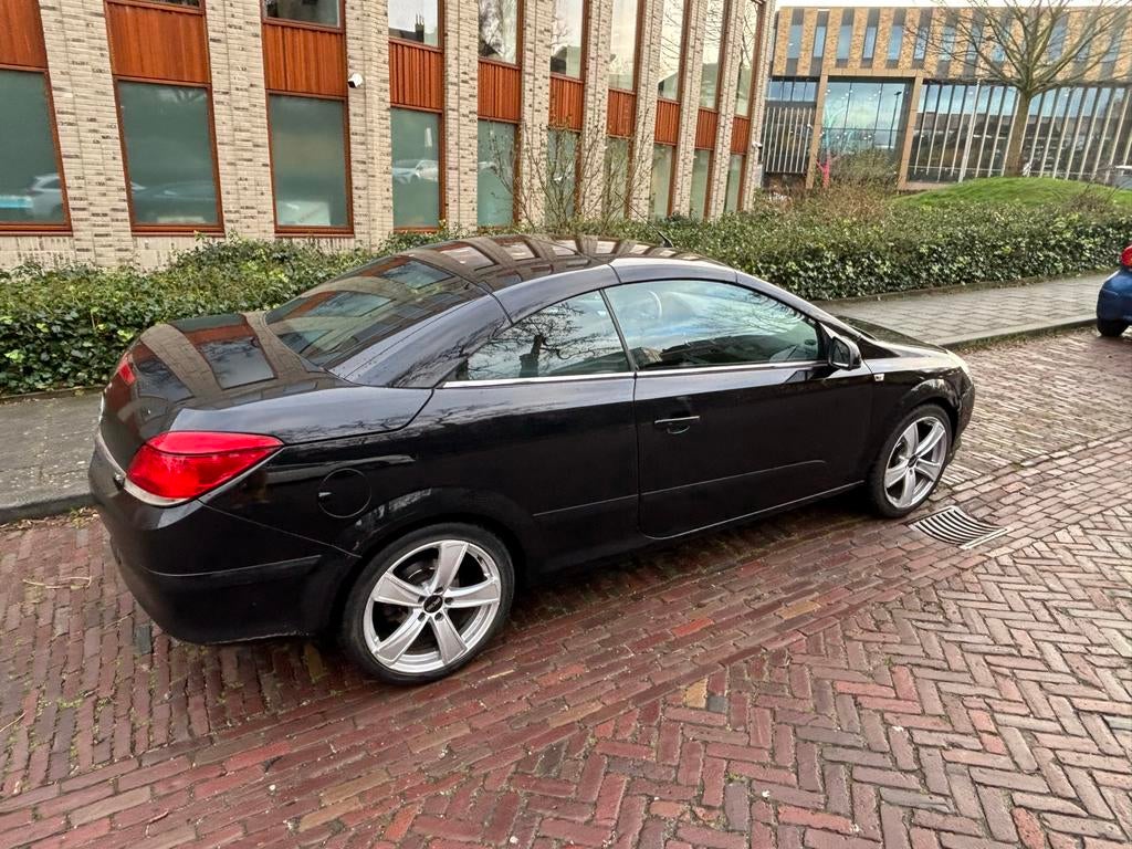 Opel Astra 1.8 16V Twintop AUT 2007 Zwart, Auto's, Opel, Zwart, 4 cilinders, Cabriolet, 4 stoelen