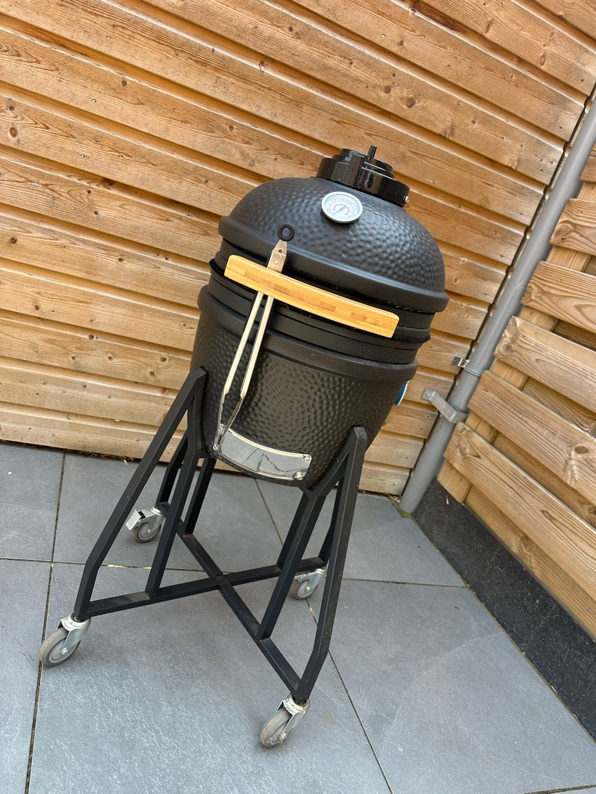Kamado BBQ 14” met onderstel en wielen - Zo goed als nieuw, Ophalen, Zo goed als nieuw