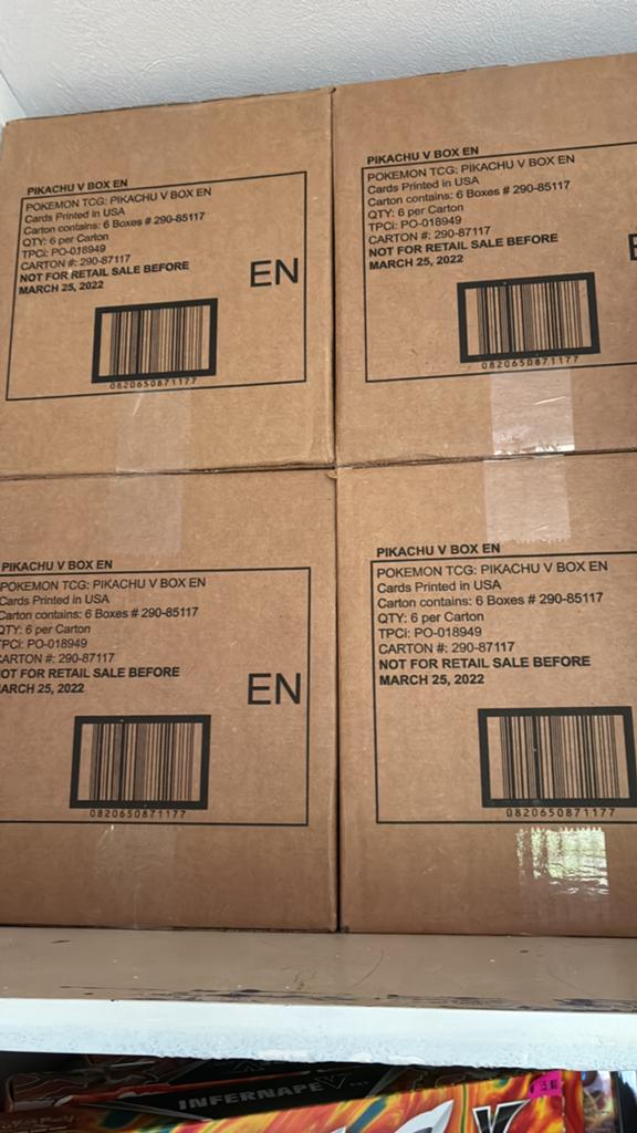 Pikachu V Box, Ophalen of Verzenden, Nieuw, Boosterbox