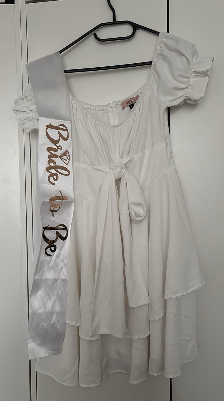 Witte jurk met strik voor een vrijgezellenfeest, Ophalen, Zo goed als nieuw, Wit, Boven de knie