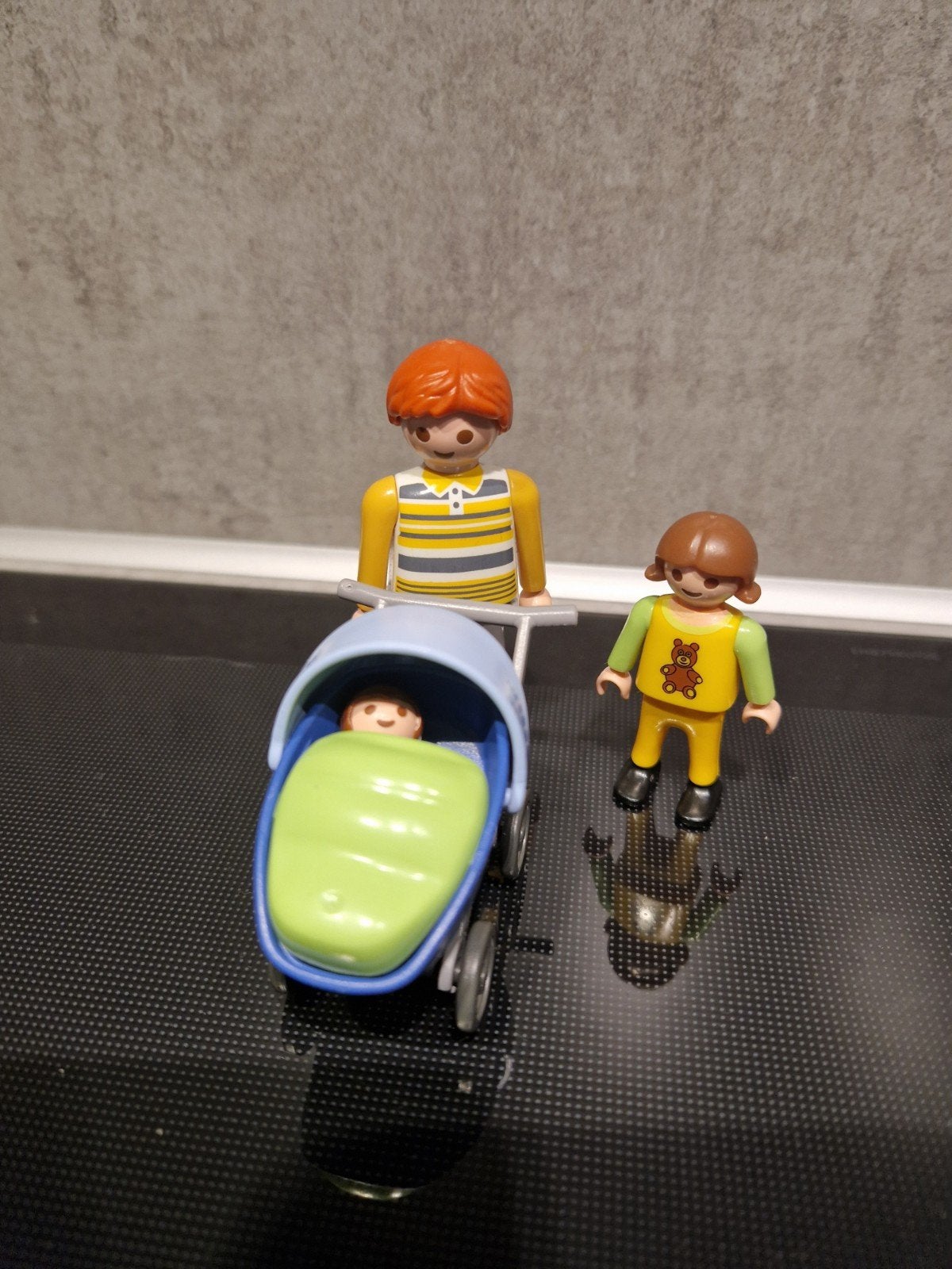 Playmobil gezin met kinderwagen en baby, Complete set, Ophalen of Verzenden, Zo goed als nieuw, Figuren