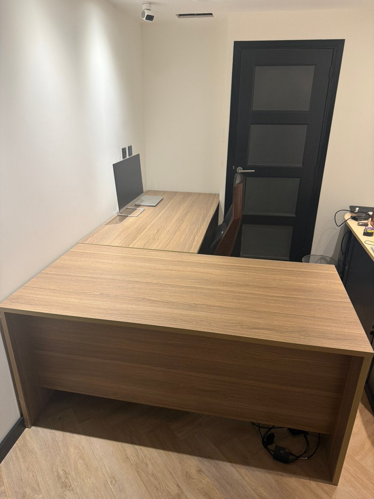 Complete kantoorinrichting – 2 bureaus 160x80 + kasten, Ophalen