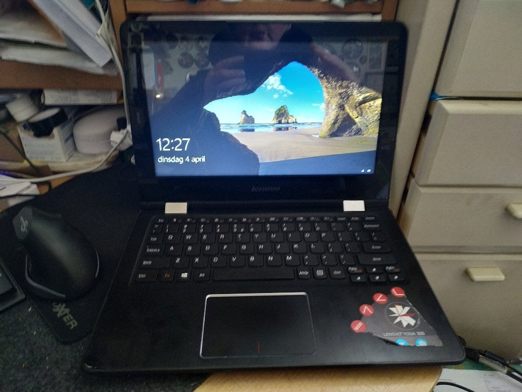 Lenovo Yoga 300 Hybride Laptop RAM 4GB SSD 250GB, 2 tot 3 Ghz, Qwerty, Intel, Ophalen of Verzenden