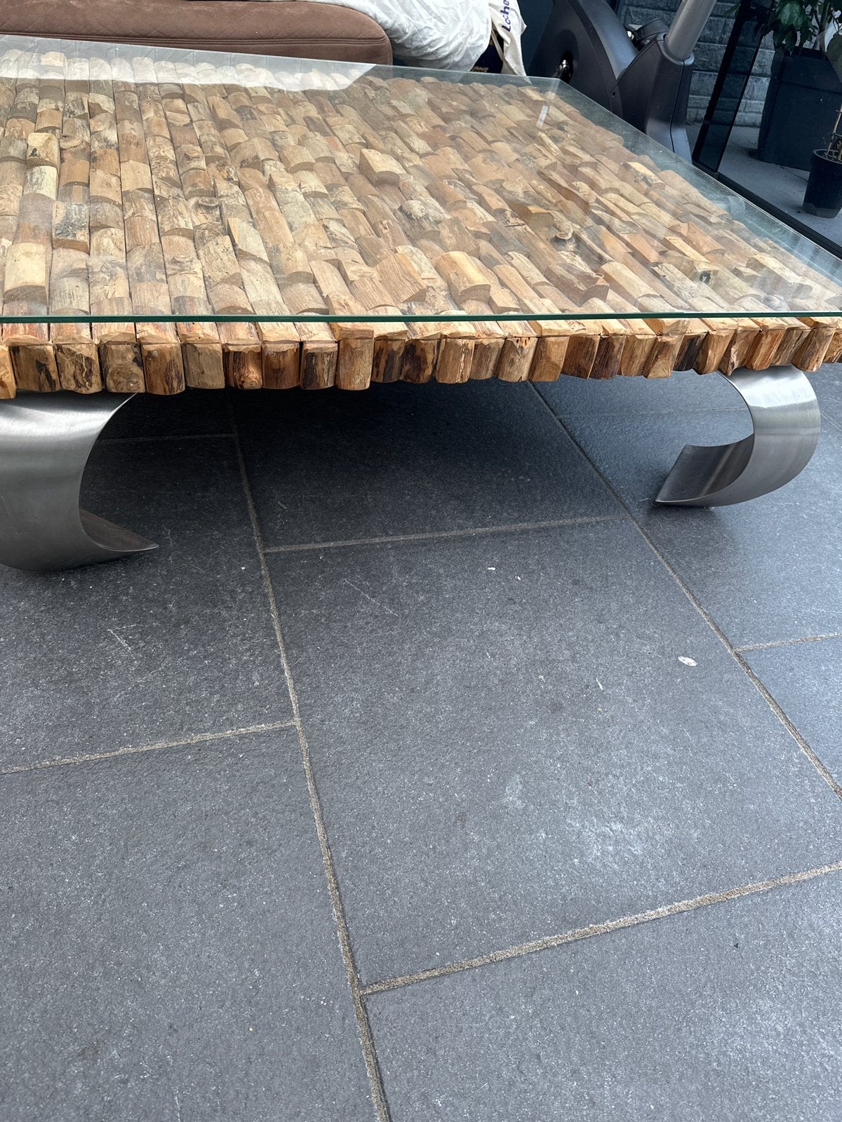 Salontafel met glazen blad en houten blokken, Ophalen, Gebruikt, 100 tot 150 cm, Overige houtsoorten