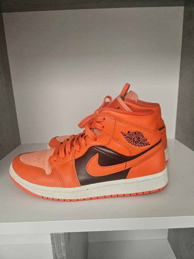 Air Jordan 1 Mid SE WMNS "Rush Orange", Kleding | Dames, Schoenen, Ophalen, Nike, Oranje, Sneakers of Gympen