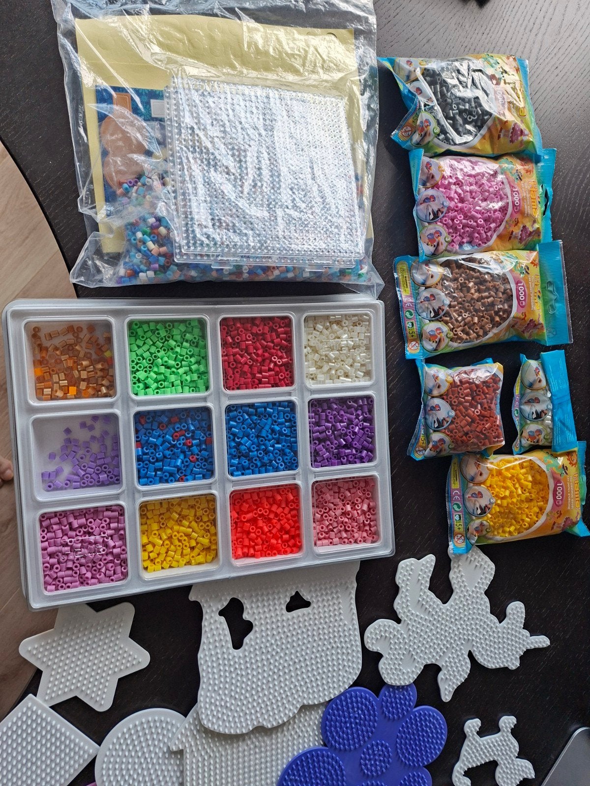 Bak met strijkkralen, 21 vormpjes en zakjes, Hobby en Vrije tijd, Kralen en Sieraden maken, Ophalen of Verzenden, Nieuw