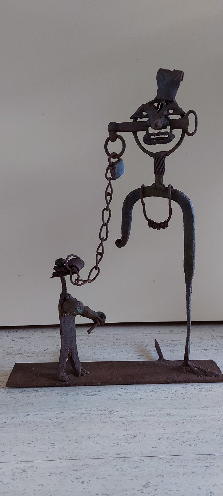 zeldzaam smeedijzeren  abstract beeld uit afrika slavernij, Verzenden