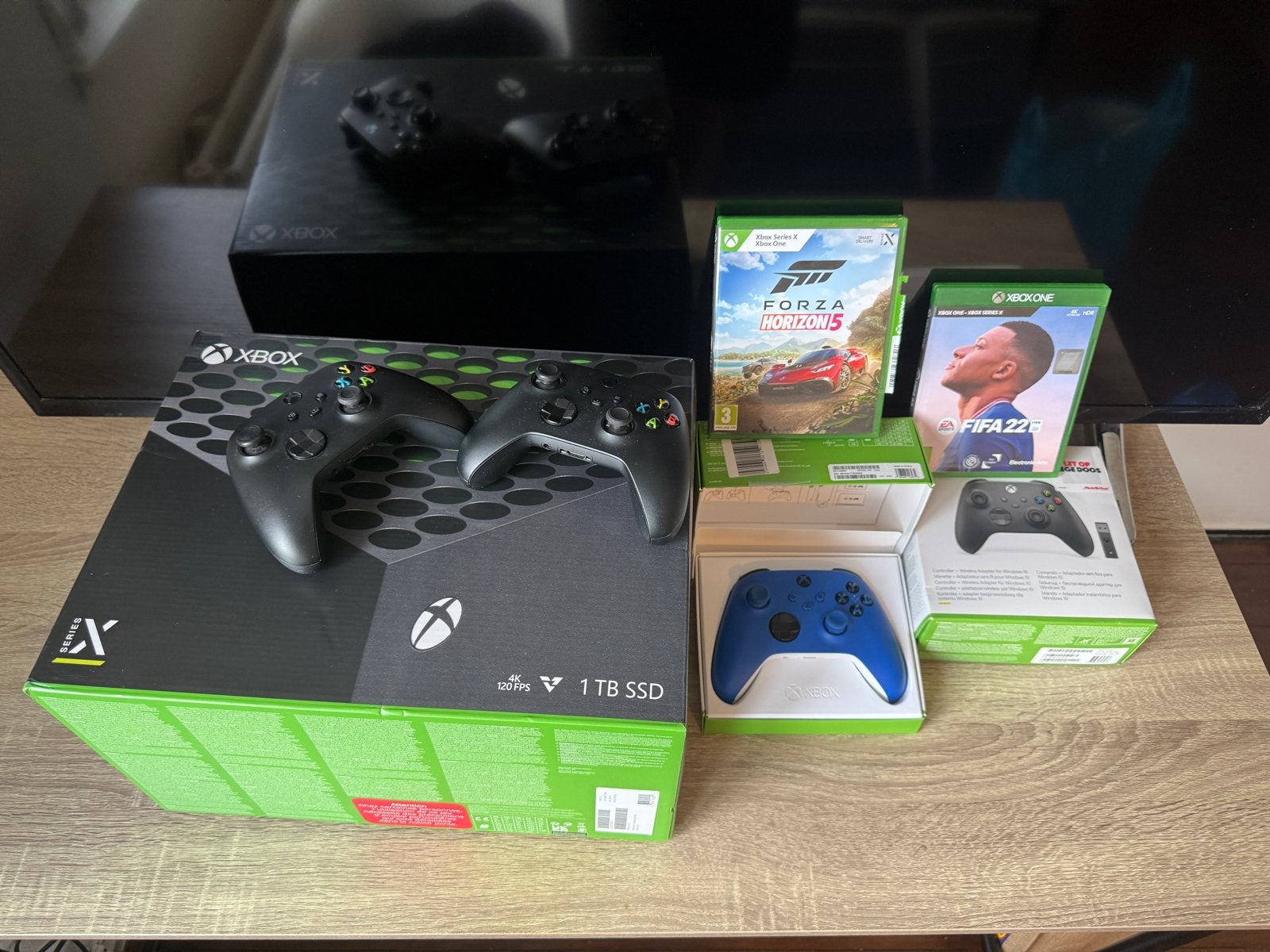 Foto 2 van Xbox Series X met 3 controllers en 2 games - Zo goed als nie