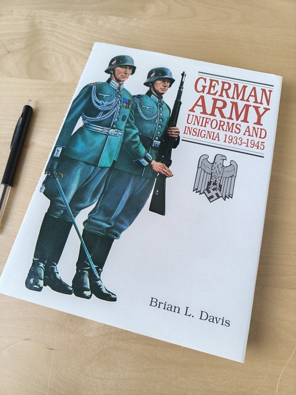 German Army Uniforms and Insignia 1933-1945 - Brian L. Davis, Tweede Wereldoorlog, Brian L. Davis, Ophalen of Verzenden, Zo goed als nieuw