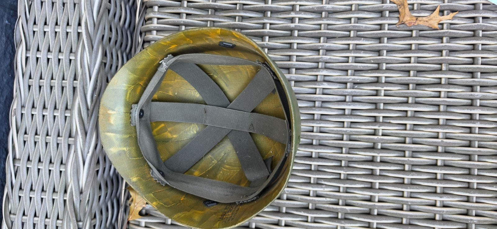 Originele Vietnam Oorlog M1 Helm met jaren '70 binnenwerk, Verzamelen, Ophalen of Verzenden, Landmacht, Amerika, Helm of Baret