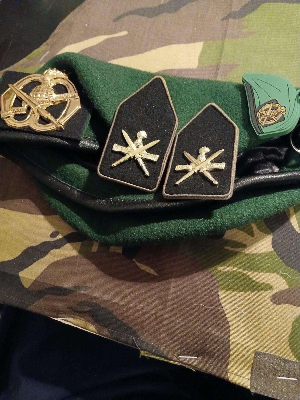 Groene baret met emblemen en rangonderscheidingstekens, Verzenden, Landmacht, Nederland, Helm of Baret
