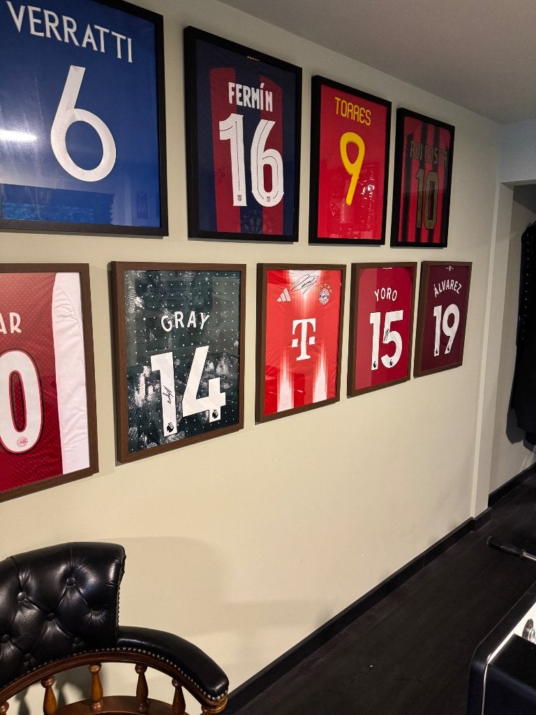Gesigneerde voetbalshirts met video, Maat L, Ophalen of Verzenden, Nieuw, Shirt