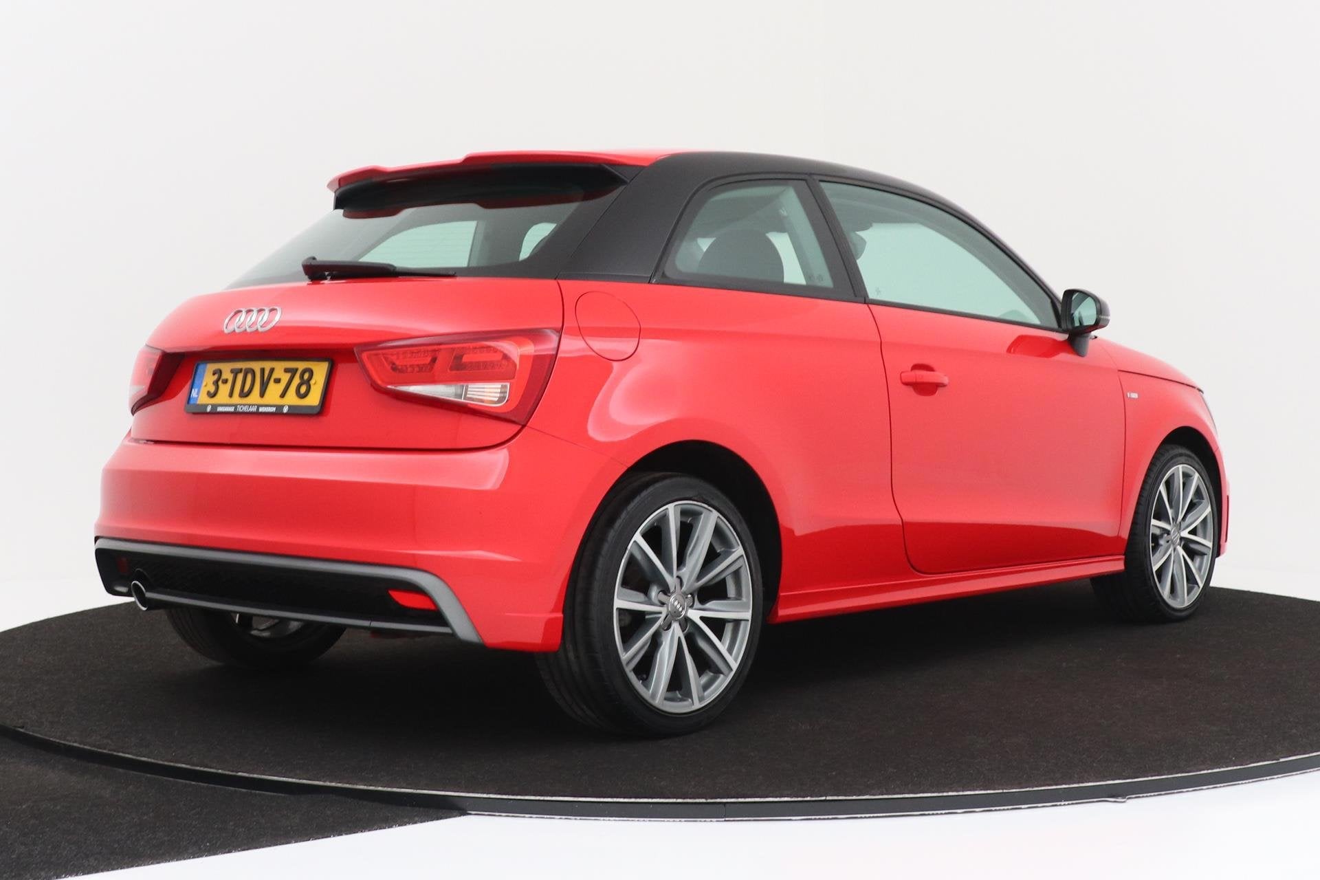 Audi A1 1.2 TFSI Admired | S-Line | Org NL | Xenon | 17" Lic, Voorwielaandrijving, Euro 5, Zwart, 4 stoelen