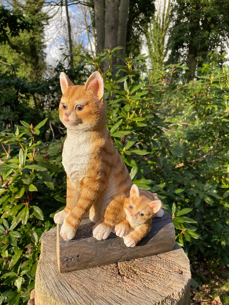 Poes, kitten, boomstronk, tuin, gazon, boerderij 37cm, Tuin en Terras, Tuinbeelden, Ophalen of Verzenden, Nieuw, Kunststof, Dierenbeeld
