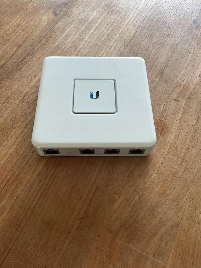 Ubiquiti UniFi Security Gateway (USG), Computers en Software, Ophalen of Verzenden, Gebruikt, Router met modem