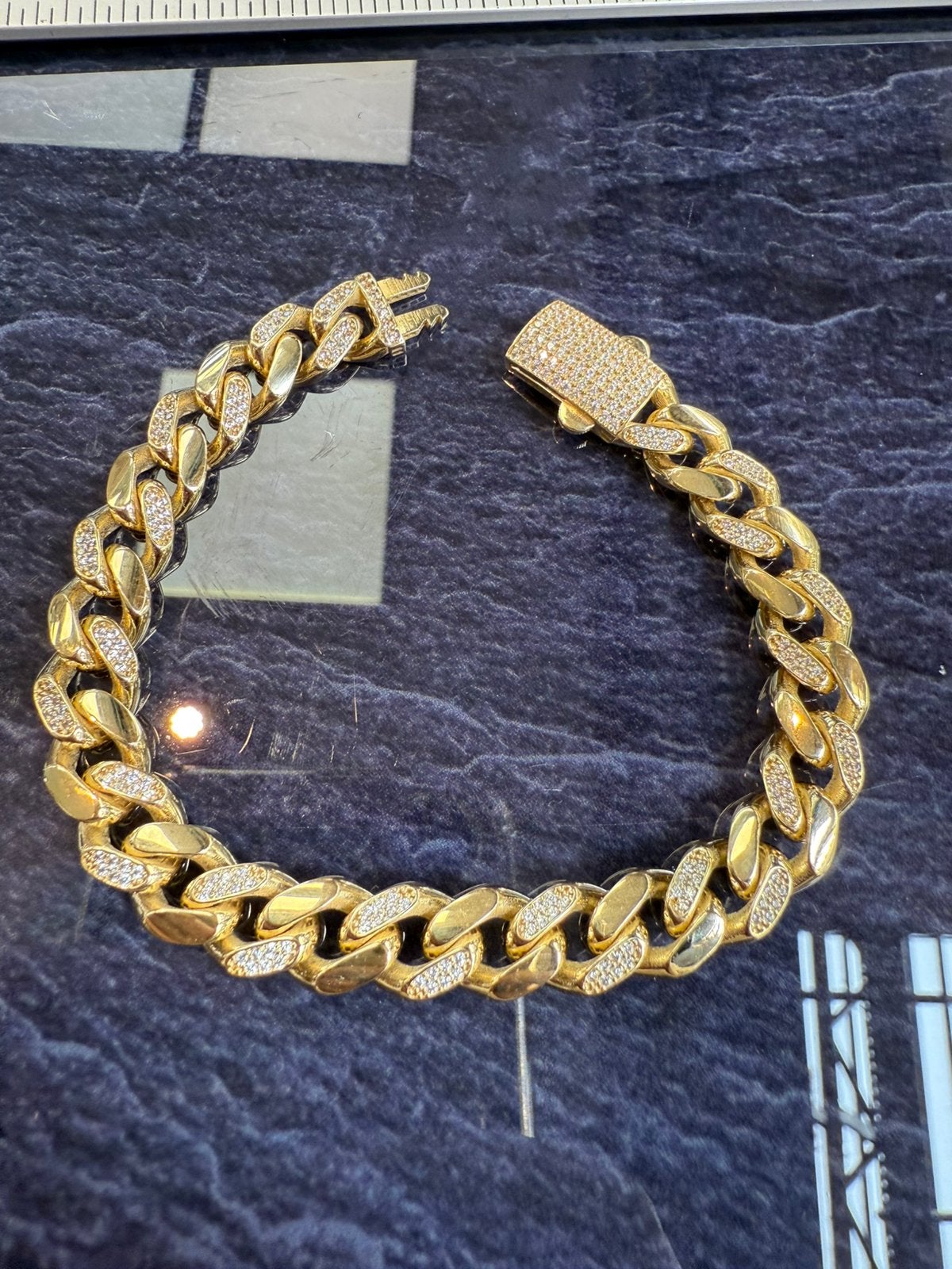 14k gouden cuban armband met steen en iced out backslot, Ophalen of Verzenden, Nieuw, Goud, Goud