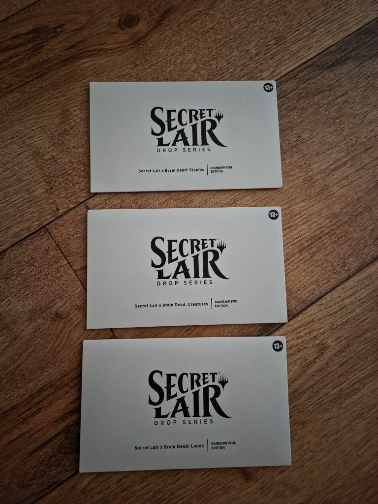 Secret Lair x Brain Dead: Staples, Lands, Creatures Foil, Hobby en Vrije tijd, Ophalen of Verzenden, Nieuw, Booster, Foil