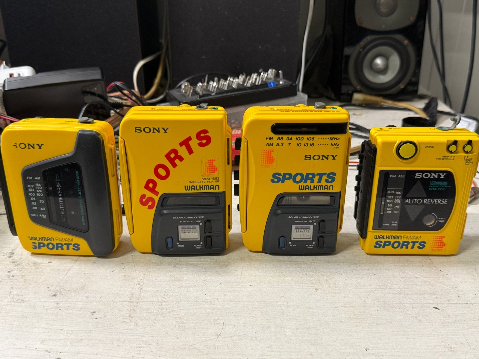 5 Sony Walkmans (3 werkend, 2 voor onderdelen/reparatie), Walkman, Sony, Ophalen of Verzenden, Sony