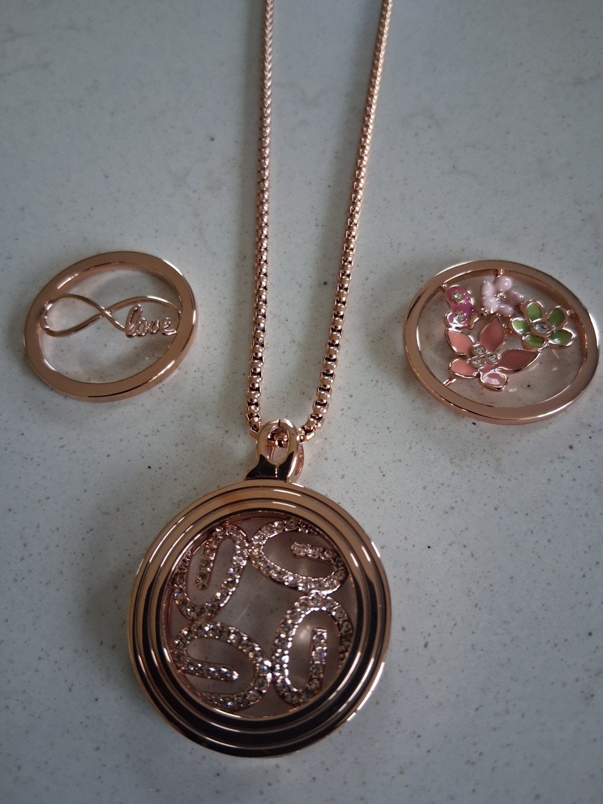 Quoins ketting met hanger en 2 munten, Sieraden, Tassen en Uiterlijk, Overige materialen, Met hanger, Nieuw, Ophalen of Verzenden