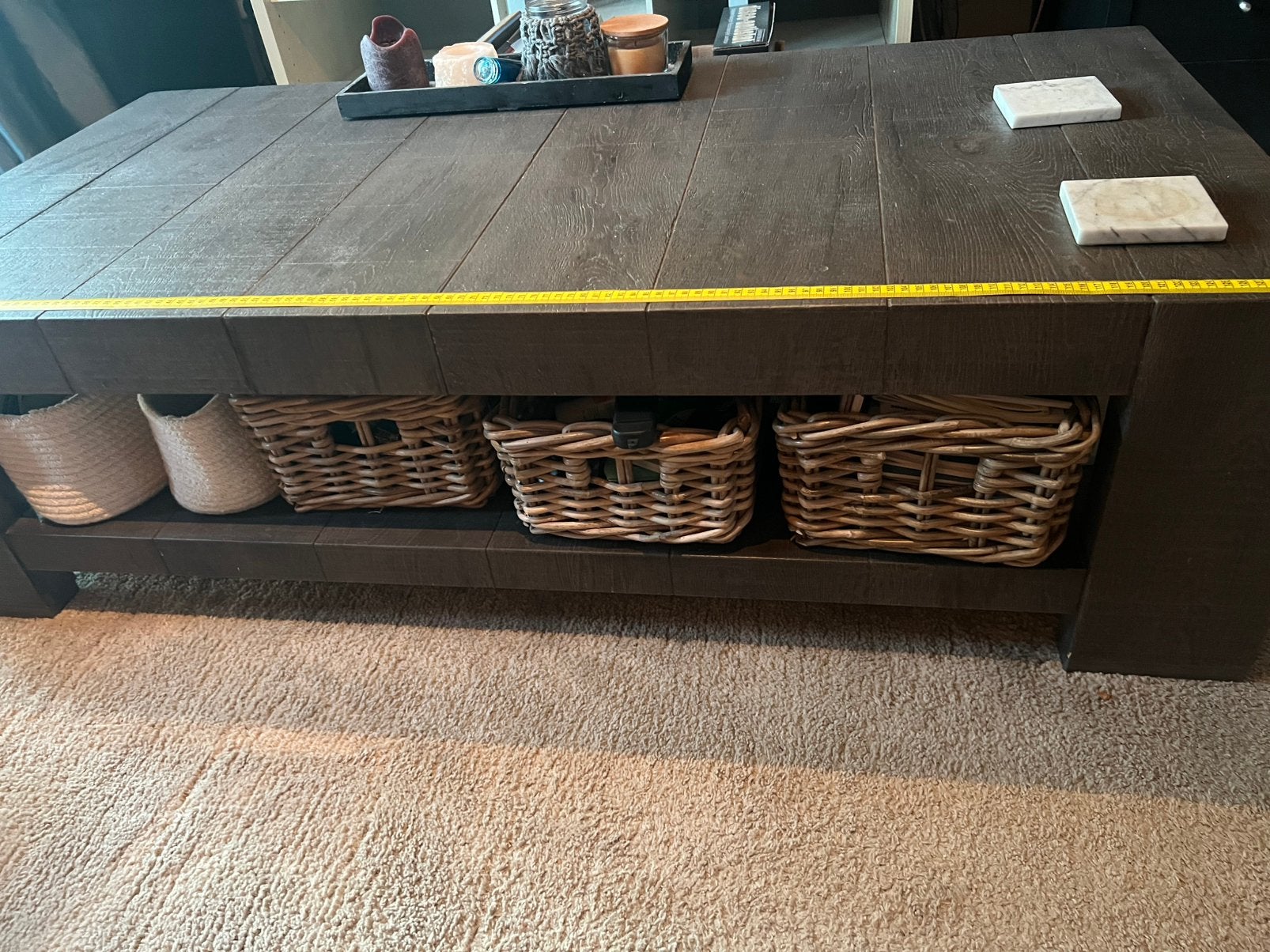 Robuuste houten salontafel 135x70x37.5 cm met onderblad, Ophalen, 100 tot 150 cm, 50 tot 100 cm, Zo goed als nieuw