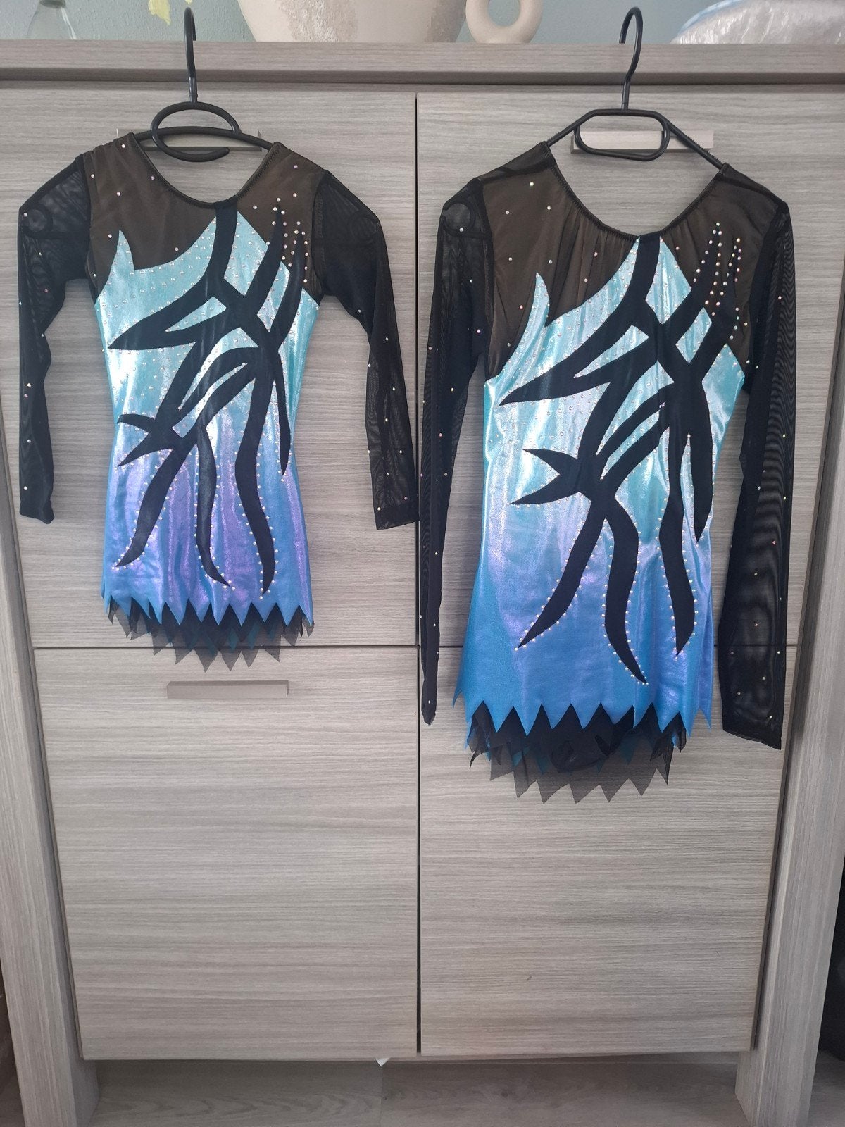duo acropakjes met lange mouwen en glitterdetails, Kindermaat 122 t/m 140, Ophalen of Verzenden, Zo goed als nieuw