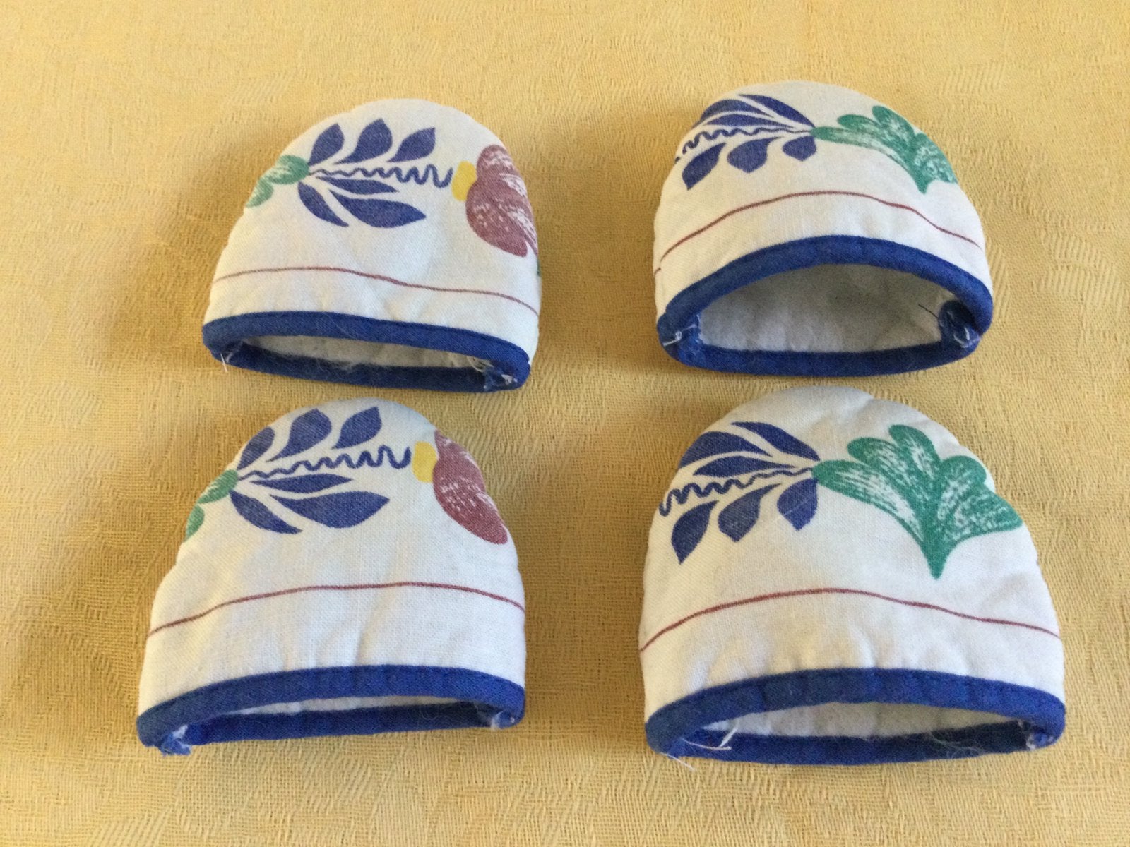 Boerenbont 4 katoenen eierwarmers nog in een keurige staat, Ophalen of Verzenden, Zo goed als nieuw, Wit, Tafelkleed of Tafelzeil