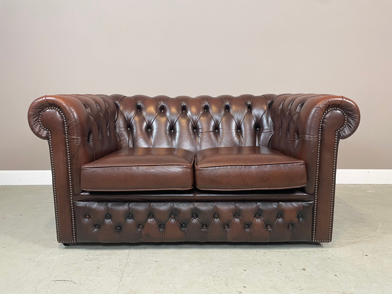 Originele klassiek Engelse Chesterfield 2 zits bank ZGAN, Ophalen, Zo goed als nieuw, Tweepersoons, Leer